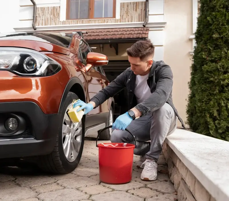 Lavage auto à domicile Sérézin-de-la-Tour : professionnel intervenant sur un véhicule